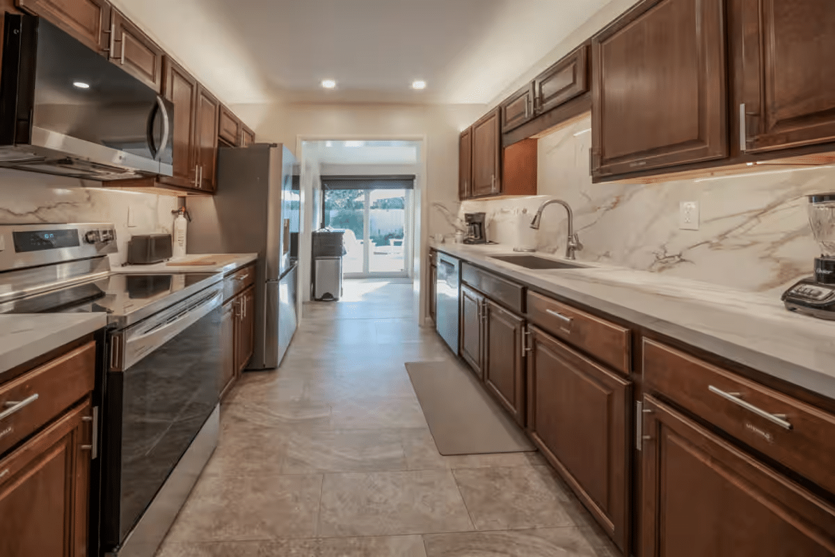 Paradise Vacation Suites - Kitchen with Appliances