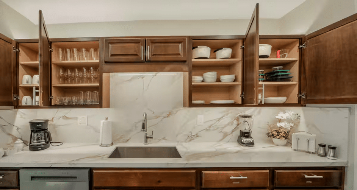 Paradise Vacation Suites - Kitchen with Appliances