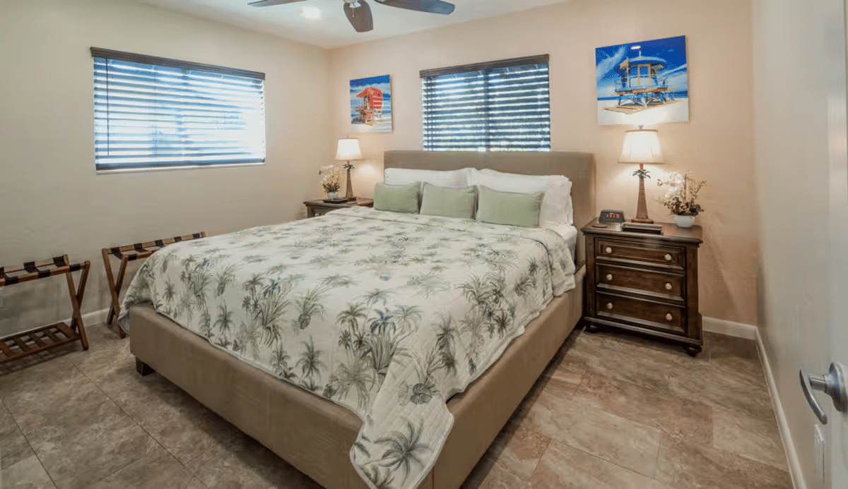 Paradise Vacation Suites - Bedroom