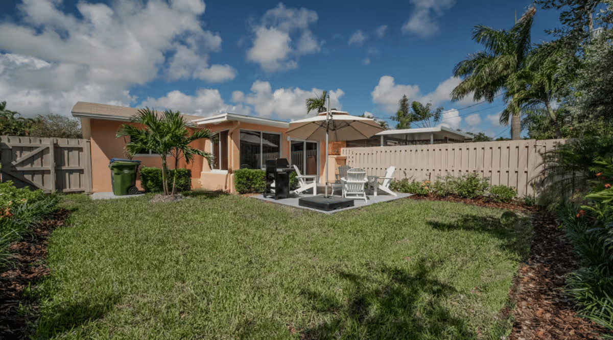 Paradise Vacation Suites - Yard