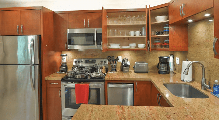 Paradise Vacation Suites - Kitchen with Appliances